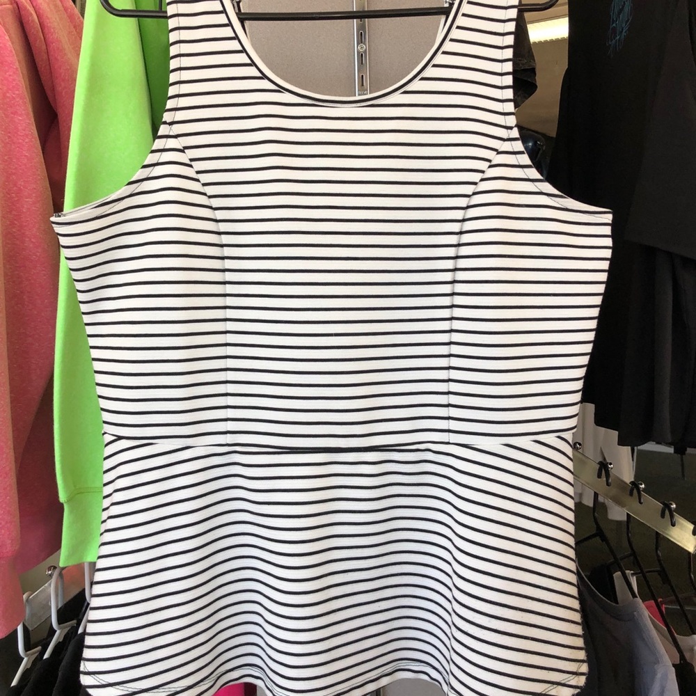 So freaking cute! Sleeveless top 🖤